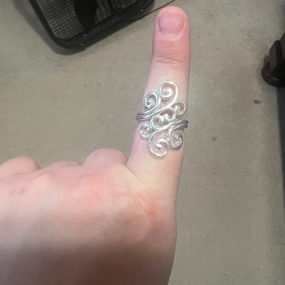 Elegant Silver Swirl Ring